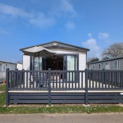 PRESTIGIOUS BEAUTIFUL AND VERY SPACIOUS AMBLESIDE on AWARD WINNING SHOREFIELD COUNTRY PARK Entertainment Passes Included ST