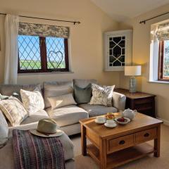Lovely Little Garden Cottage, Tamar Valley, Cornwall