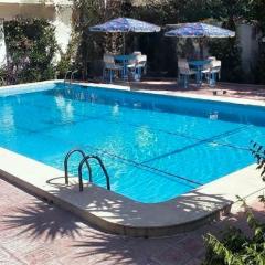 The blue Getaway family villa with XXL pool and AC