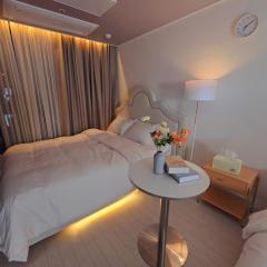 Dongseongro DSR&U Hotel room