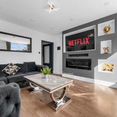 Stunning Bolton Abode - Sleeps 6 - Games Room & Free Parking