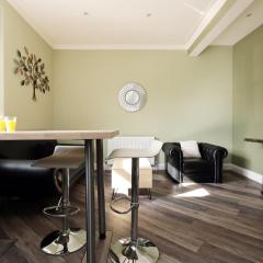 Modern Comfort 4 Bedrooms and Great Location