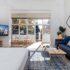 Stunning Huge Studio, Sunny terrace with Parking