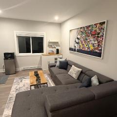 Cozy Garden Suite with Hot Tub and Perfectly Located