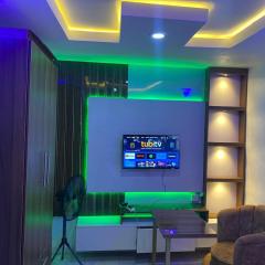 Cee&Tee 2 BEDROOMS FLAT - 247 Electricity - Solar Inverter AC in bedrooms