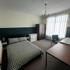 Double Room - Town & University nearby, 24h Bus, Airport-linked