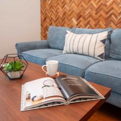 Jennifer's Walkable Private Apartment Getaway with Relaxing Deck