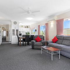 Beachside 2-Bed Apartment with Secure Parking