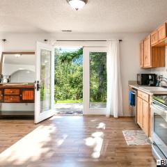 Charming Hillside Retreat - Private backyard, firepit, mtn views, full kitchen