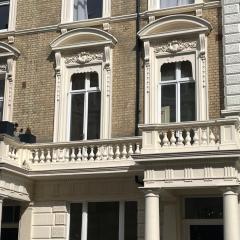 Newly refurbished- Awesome very central flat in famous Notting Hill with a balcony