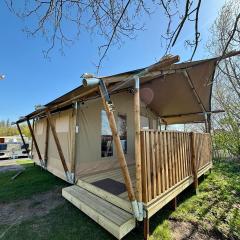 Luxe glamping tenten aan het water
