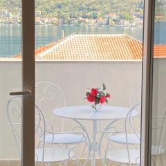 2BR apartment with sea view!