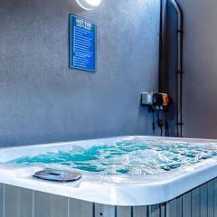 Hot Tub City Center Flat with AC, Art and More!