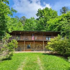 Busse's Roost Cozy Mountain House