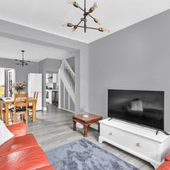 OnSiteStays - Large 3 bedroom, 2 bathroom, driveway, Garden, Sleeps 6 Comfortably