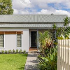 Charlestown Cottage - Relaxed Stay in Lake Macquarie