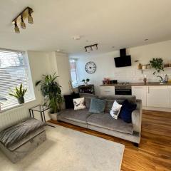 Cosy 1 bedroom flat near Heathrow with parking