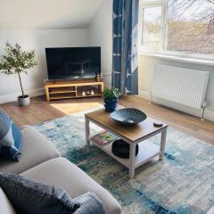 Ideal Contractor and Family Friendly 2-Bed Apartment Quiet and Spacious with fast WiFi and Large Screen Smart TVn