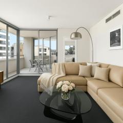 SHE35 - CBD Darling Harbour Views with Pool & Gym Access