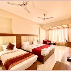 HOTEL LUXUARY RUDRAKSH Near Near Ganga Ghat and Kashi Vishwanath Temple - Hygiene & Spacious Room - with wifi- and Parking - Air Conditioning Room - Best Hotel