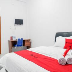 RedDoorz Plus at Hotel Lestari Karema Mamuju
