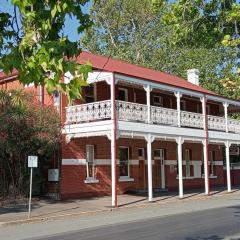 Honeysuckle Inn - Violet Town