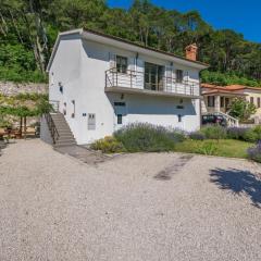 Villa Dorijana, a beachfront holiday home, pets welcome!