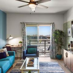 NEW Sleeps 4 King Bed 5min to Shop, Dine, &Golf S331
