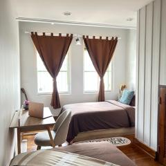 Private house in chinatown 5 Mins walk MRT Samyot 15 Mins Iconsiam