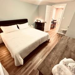 Downtown-2BR APT-King-Parking-WiFi7