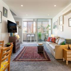 Elegant Apartment, Heart of Newtown with Secure Parking