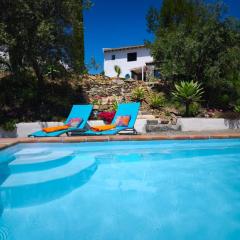 Künstlerhaus Finca Madreselva mit atemberaubenden Weitblick mit Infinitypool, kleinen Teichen und vielen Sitzplätzen in Tolox Malaga im Nationalpark Sierra de las Nieves, ideal für Entspannung, aber auch zum Wandern