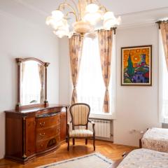 Royal Meeting Point Apartment Family & Group Friendly up to 8