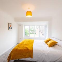 Spacious 3-Bed by Beatles Attractions & Transport