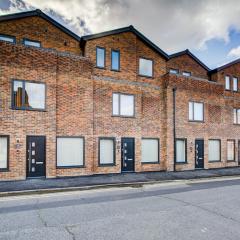 Hybrid Resi - Uxbridge with onsite car parking, near London Heathrow Airport