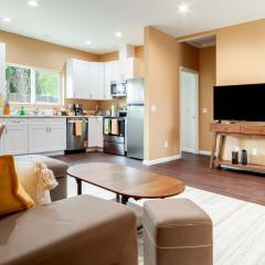 Cozy 2BR Home Mountain Views Pet Friendly