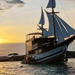 Gallia Phinisi Batam
