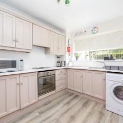 Cosy 2-Bedroom Apartment near Airport