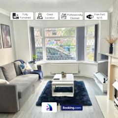 Spacious 3 BDR By Avalora Short Lets & Serviced Accommodation Queensway With Big Garden, Near Train Station, Airport & Large Driveway