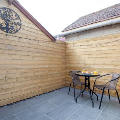 Lovely & Charming Studio with Parking In New Forest - Brand New!