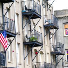 Lowden Suites with Balconies over River St and Private Parking