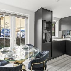 Elegant Apartments in Staines l Free Onsite Parking