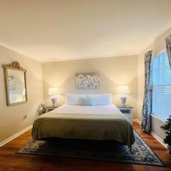 Lakefront Condo - King Bed Full Kitchen
