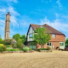 Stunning 7 Bedroom Escape Near New Forest and Beach - Large Garden - Serene Setting - Sleeps 14