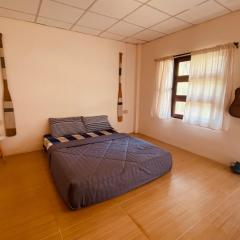 Lovely room 4 mins from town