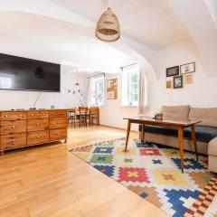 Central, calm Oasis with private parking