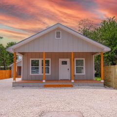 Vibrant 4BR3BA Oasis Near Happy Downtown