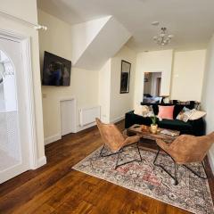 Twenty 7 - Modern & Spacious Townhouse