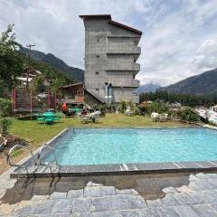 Hotel Old Smugglers with Balcony mountain view AC hot and Cold Near to Hadimba Temple Near to Mall Road#Free Pick from Volvo Bus Stand