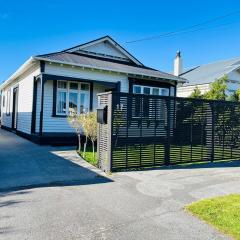 Pretty Villa Close to St Clair Beach private parking